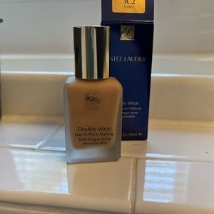Estée Lauder double wear stay in place makeup